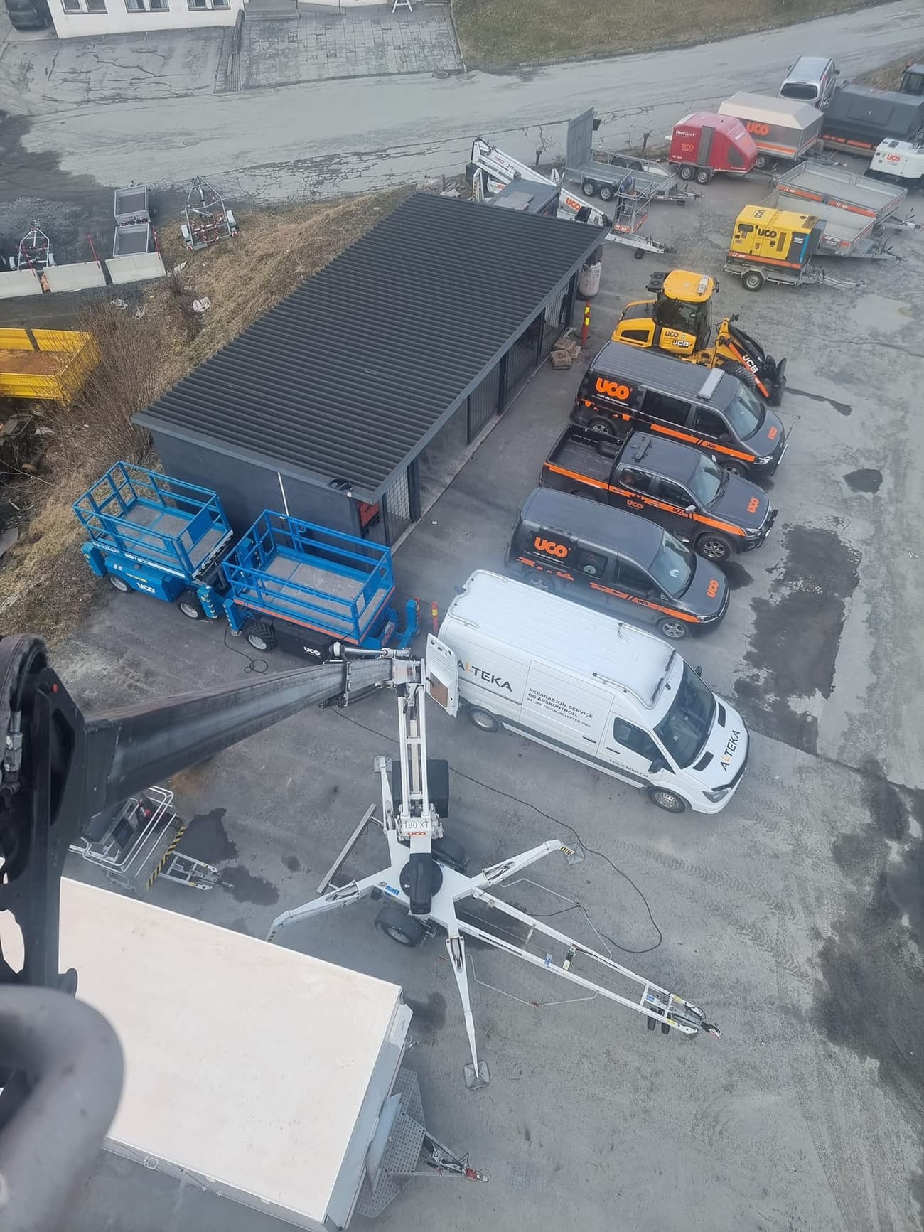 Anleggsområdet sett ovenfra fra kurven på en lift, med servicebilen og utleiemaskiner oppstilt